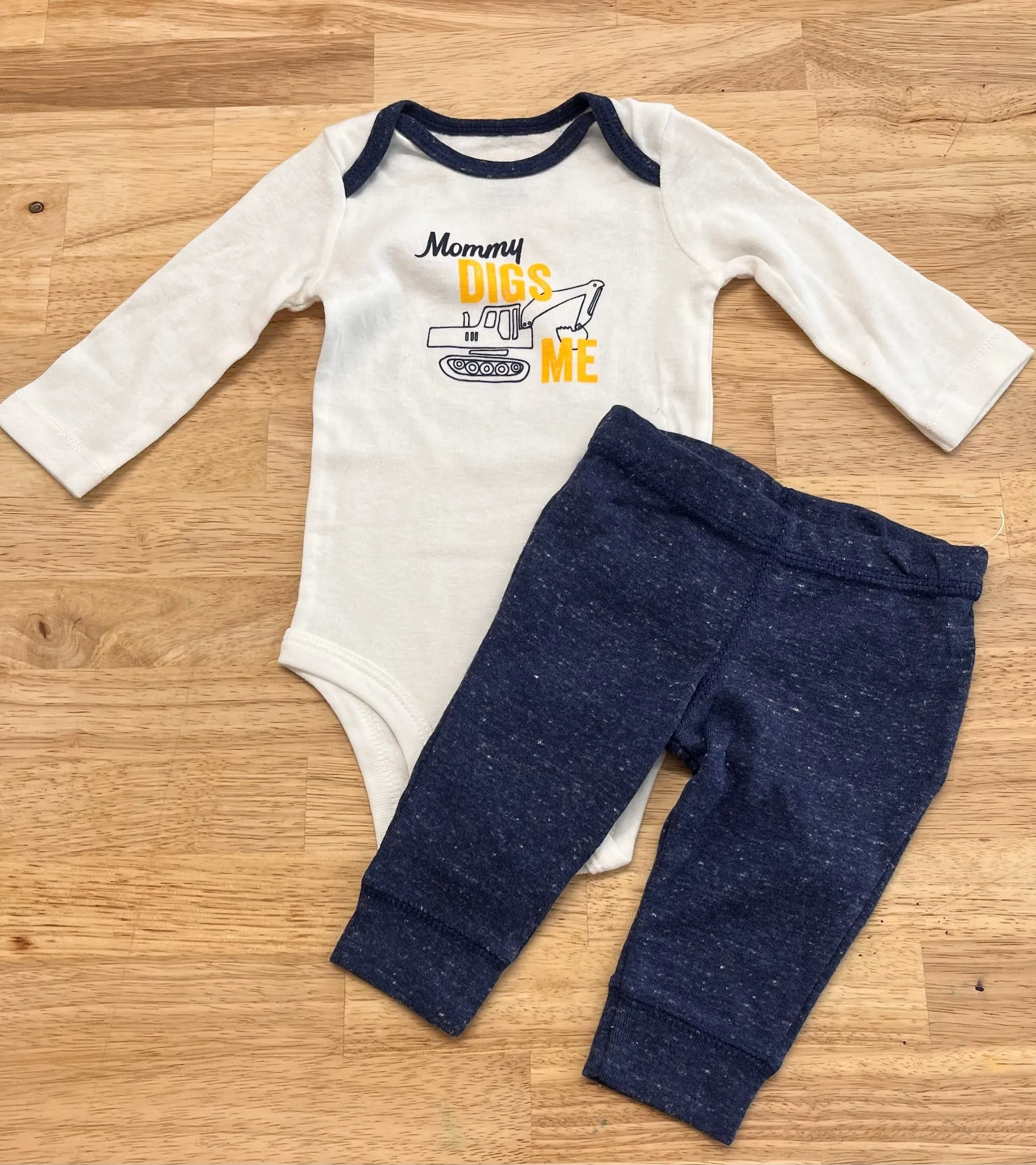 Carter’s "Mommy Digs Me" Set – 3 Months (New with Tags, Bodysuit & Sweatpants in Blue)