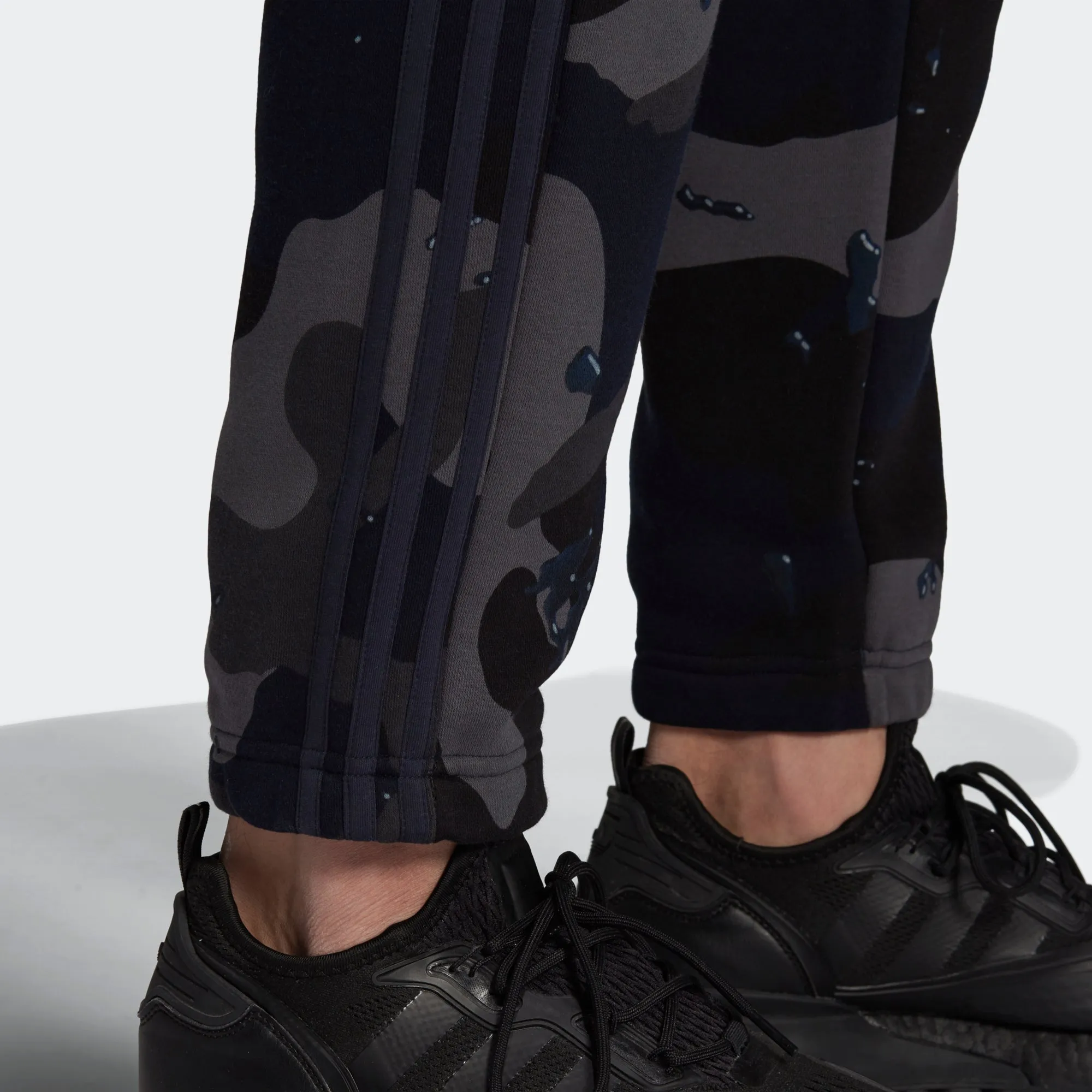 Men's adidas Originals Graphics Camo Sweatpants Night Navy